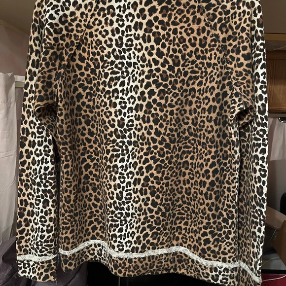 🏁Self❤️e Leopard print Long sleeve Shirt with keyhole Sz Medium - Picture 2 of 5